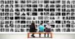 personnages assis qui regardent une galerie photo